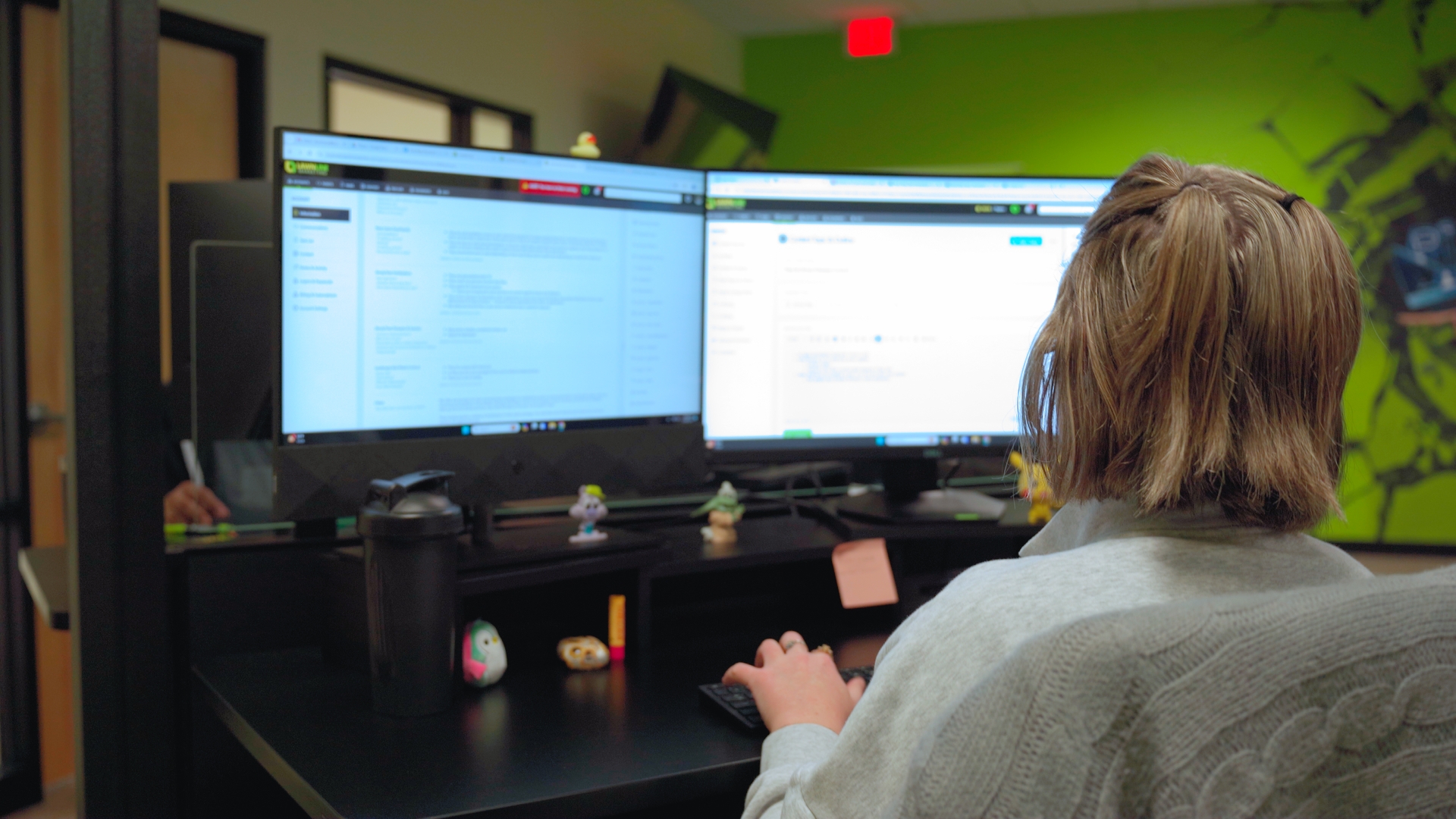 Human live chat services